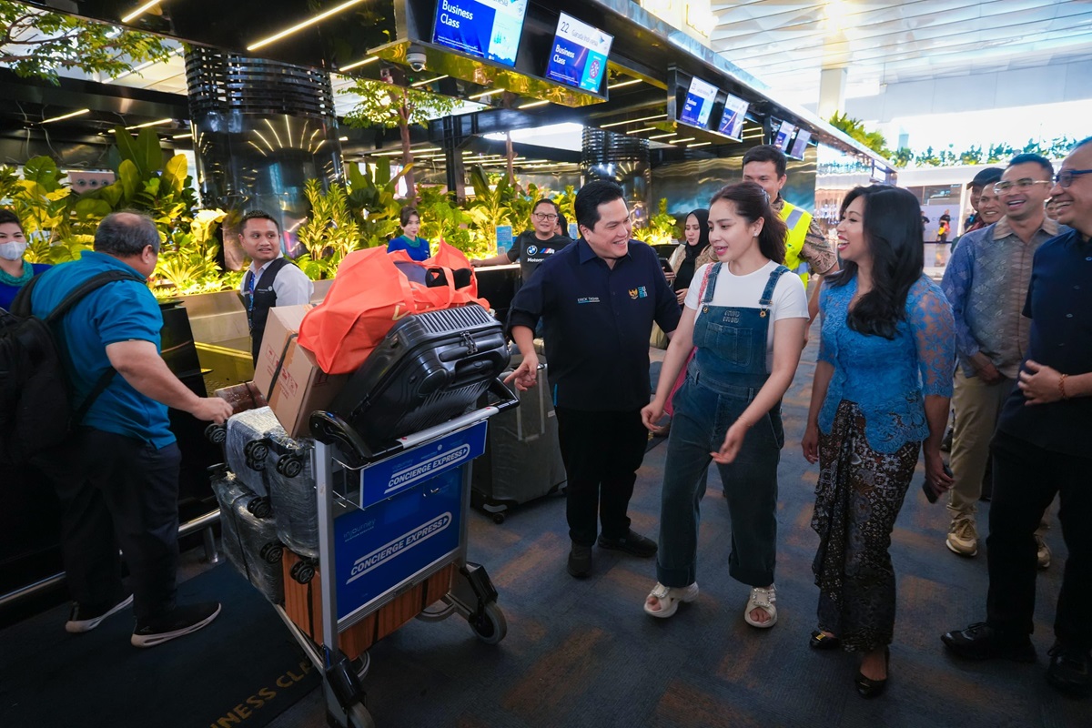 Menteri BUMN Erick Thohir saat menyapa warga yang hendak liburan Nataru di salah satu bandara. (dok. Humas Kementerian BUMN) - Image