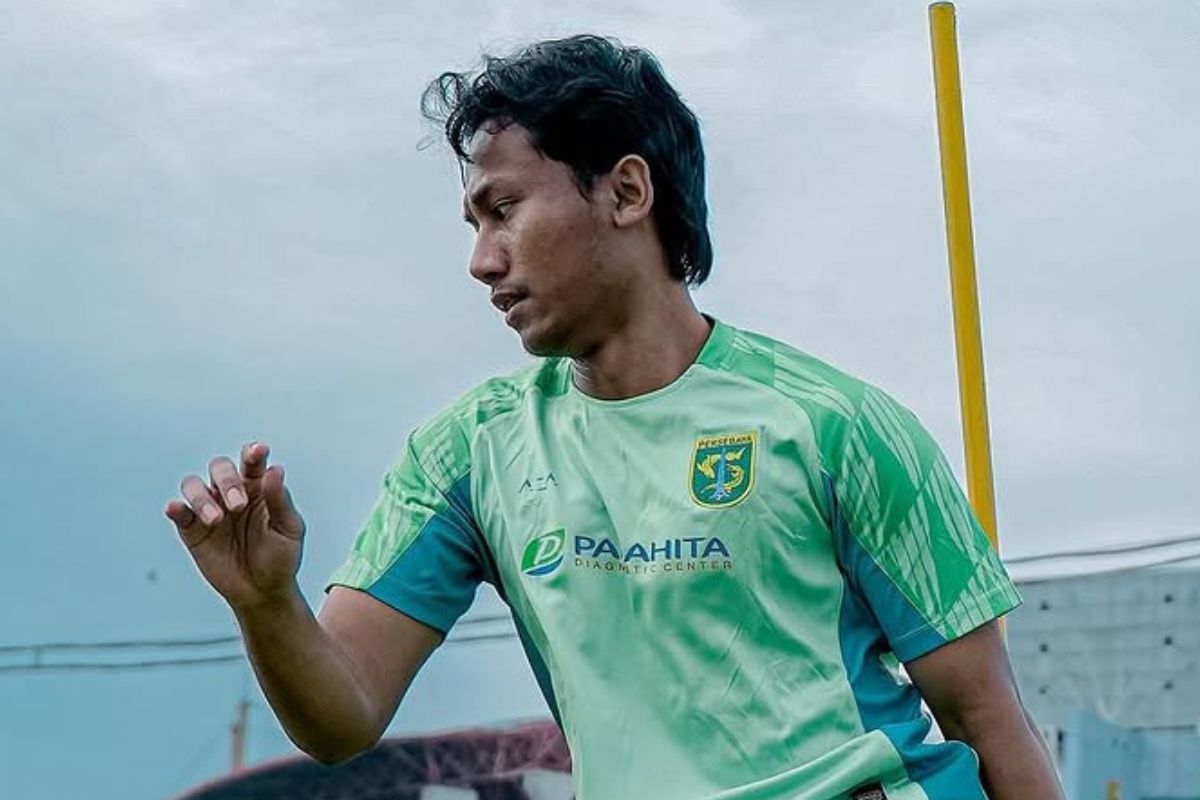Kadek Raditya harus terus mengasah kemampuannya sebagai gelandang bertahan Persebaya Surabaya. (Media Persebaya) - Image