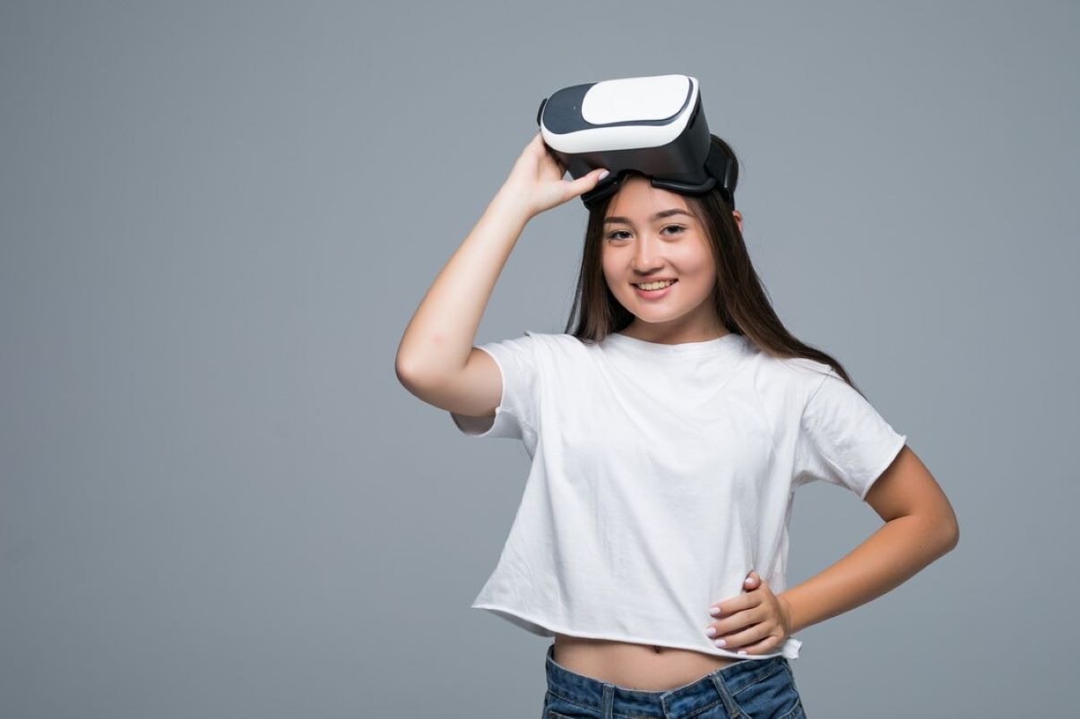 Ilustrasi seorang remaja menggunakan perangkat VR. (Freepik) - Image