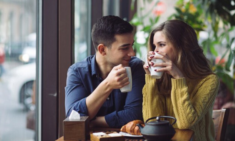 Ilustrasi dua orang menjalin hubungan asmara. (Freepik) - Image