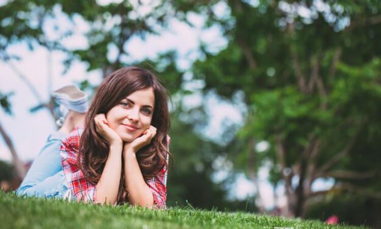 Ilustrasi perempuan bahagia. (Freepik) - Image