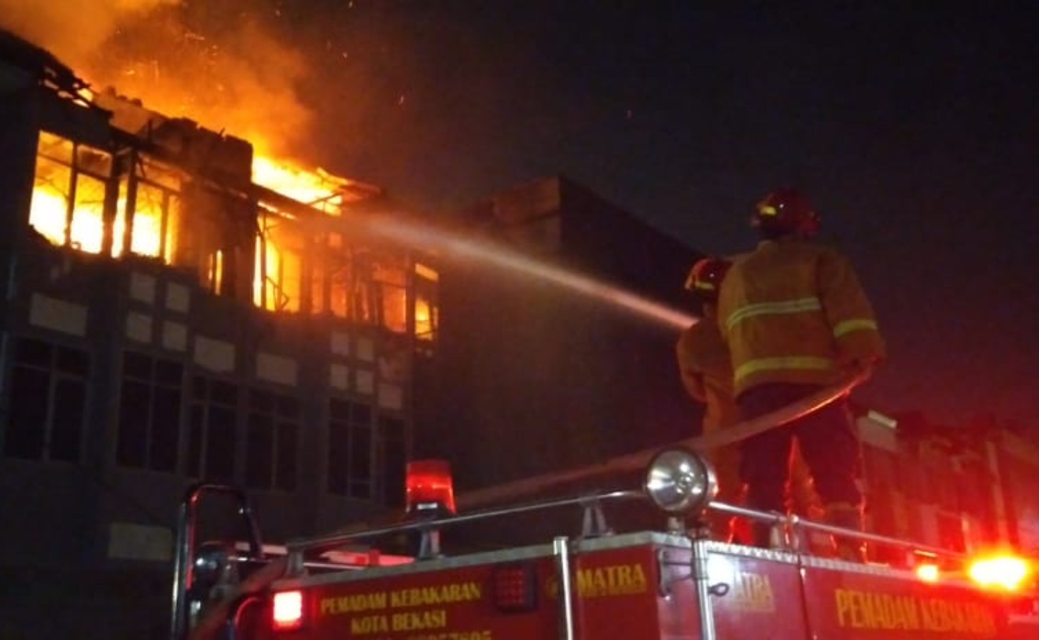 Kebakaran hebat terjadi di salah satu ruko tiga lantai yang berada di kawasan mal Pondok Gede atau Pondok Gede Plaza, Kota Bekasi, Kamis (23/1). (Istimewa) - Image