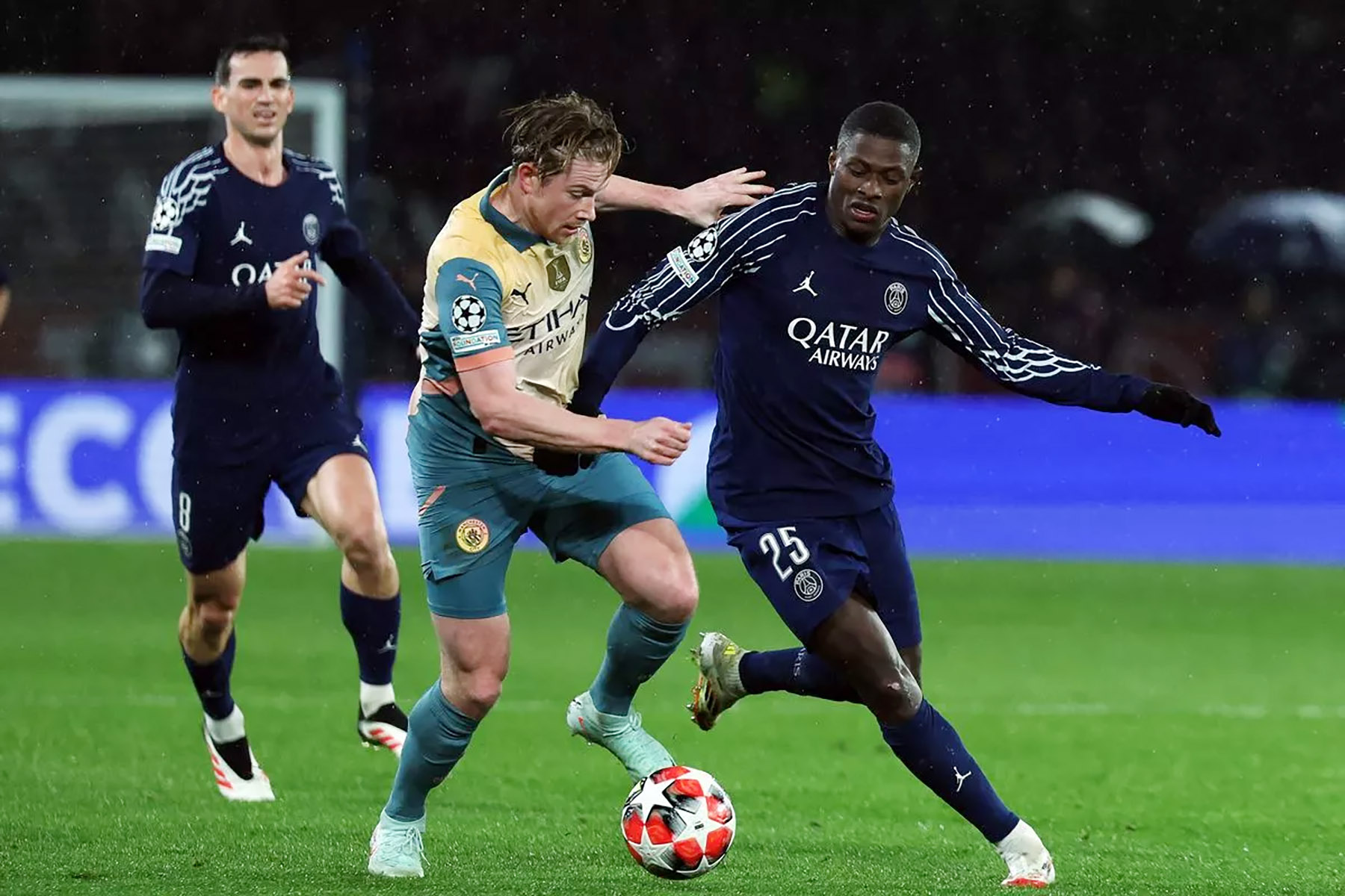 Nuno Mendes tampil mengesankan di laga pertandingan Manchester City vs PSG. (Dok. Liga Champions) - Image