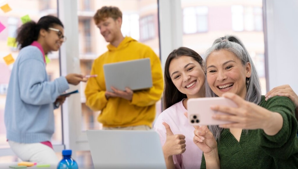 Ilustrasi bekerja dengan gen Z - Image
