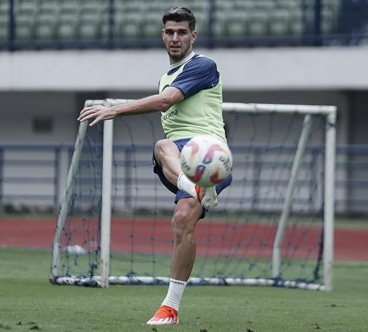 Persib siap hadapi Arema FC di Blitar dengan kembalinya Nick Kuipers. Bojan Hodak optimis pemainnya termotivasi raih hasil positif. (@kuiversnick) - Image