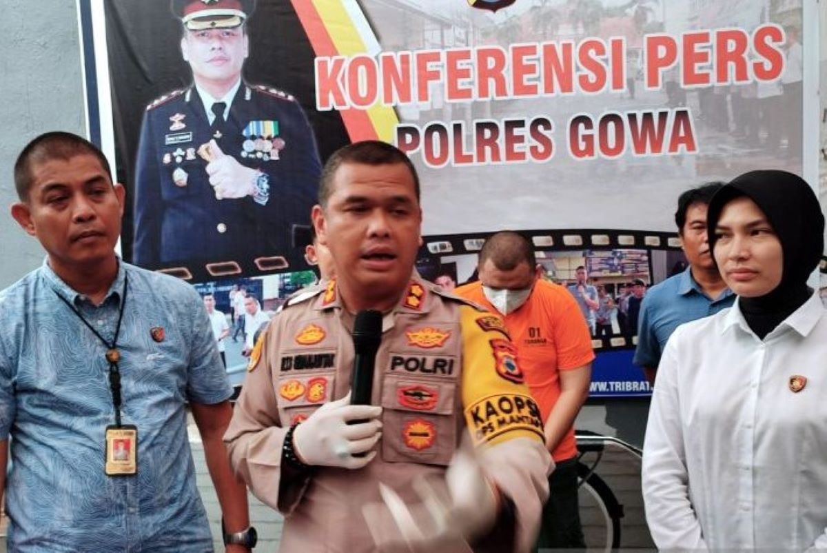 Kapolres Gowa AKBP Reonald TS Simanjuntak (tengah). (Darwin Fatir/Antara) - Image