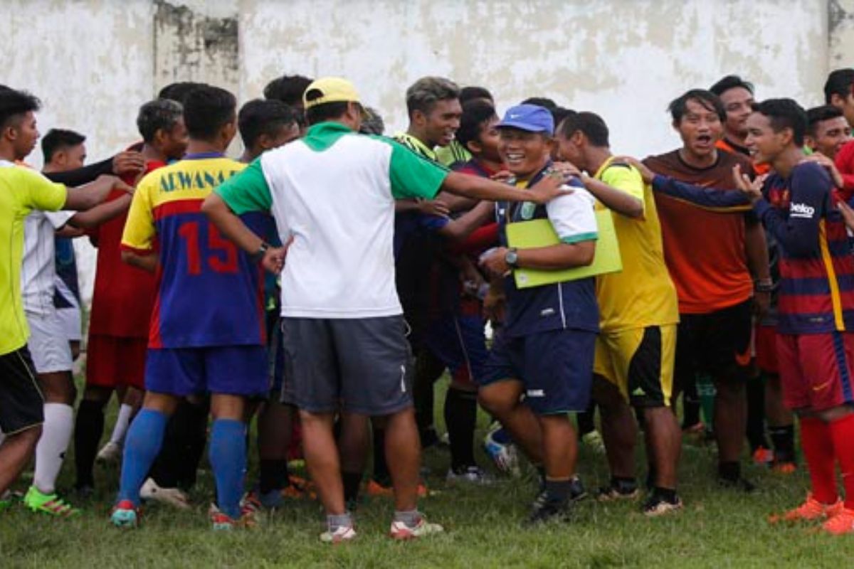 Para pemain seleksi menyambut gembira kepastian nasib Persebaya Surabaya di kompetisi resmi setelah diakui PSSI. (Angger Bondan/Jawa Pos) - Image