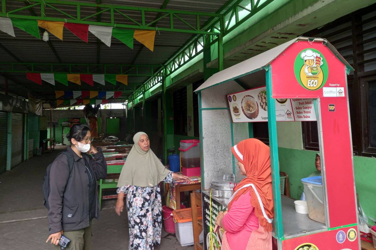 Kantin di SMP Negeri 13 Surabaya yang tampak sepi. (Novia Herawati/JawaPos.com) - Image