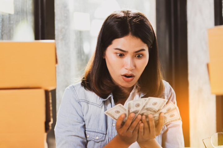 seseorang yang mendapat karma baik setelah berbuat baik. (Freepik/EyeEm) - Image