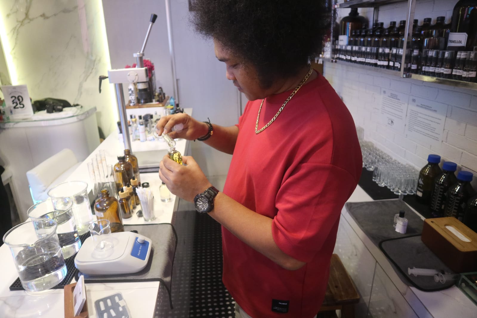 Achmad Ariyanto, perfumer asal Surabaya. (Juliana Christy/Jawa Pos) - Image