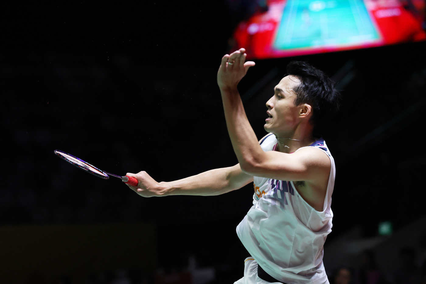 Pebulutangkis Indonesia Jonatan Christie saat bertanding melawan Kenta Nishimoto pada babak 16 besar Daihatsu Indonesia Masters 2025 di Istora Senayan, Jakarta, Kamis (23/1/2025). (Dery Ridwansah/ JawaPos.com) - Image