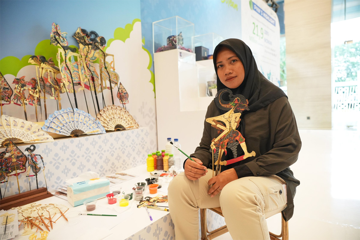 Nasabah PNM Mekaar, Ibu Annis, berbagi cerita tentang pengalamannya mengelola usaha kerajinan wayang yang menjadi daya tarik utama pariwisata budaya di desanya.. (Istimewa). - Image