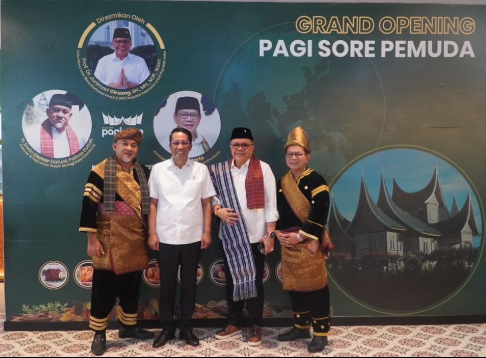 Dari kiri, Pemilik RM Pagi Sore menyambut Menteri Hukum RI Supratman Andi Agtas dan Dubes RI untuk Italia Junimart Girsang didampingi Komisaris Lokantara Aloys Sutarto. (Istimewa) - Image