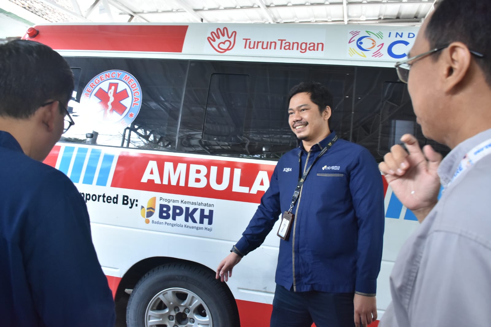 SIAP LAYANI MASYARAKAT: Serah terima ambulans BPKH ke Indonesia Care. (Dok. Indonesia Care) - Image