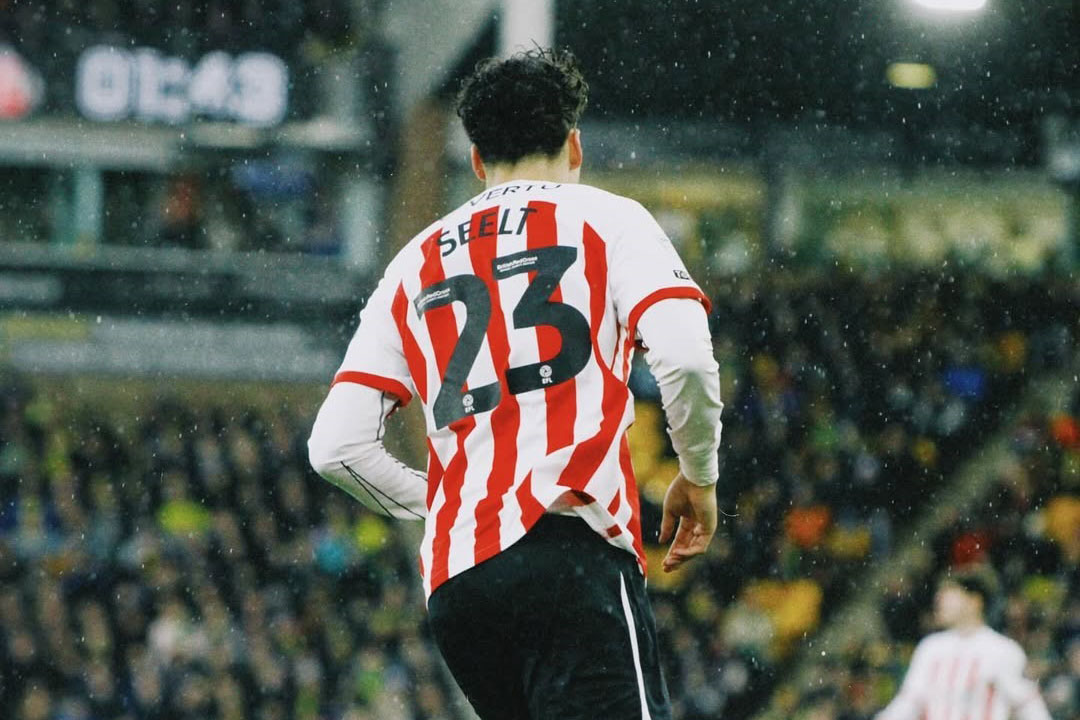 Jenson Seelt saat bermain di Sunderland. (Instagram Jenson Seelt) - Image
