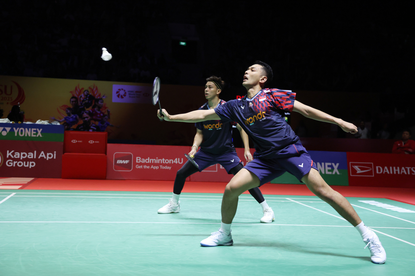 Ganda putra Indonesia Fajar/Rian memastikan tempat di final usai menang melawan ganda putra Thailand Kittinupong Kedren/Dechapol Puavaranukroh pada babak semi final Daihatsu Indonesia Masters 2025 di Istora Senayan, Jakarta, Sabtu (25/01/2025). (Dery Ridw - Image