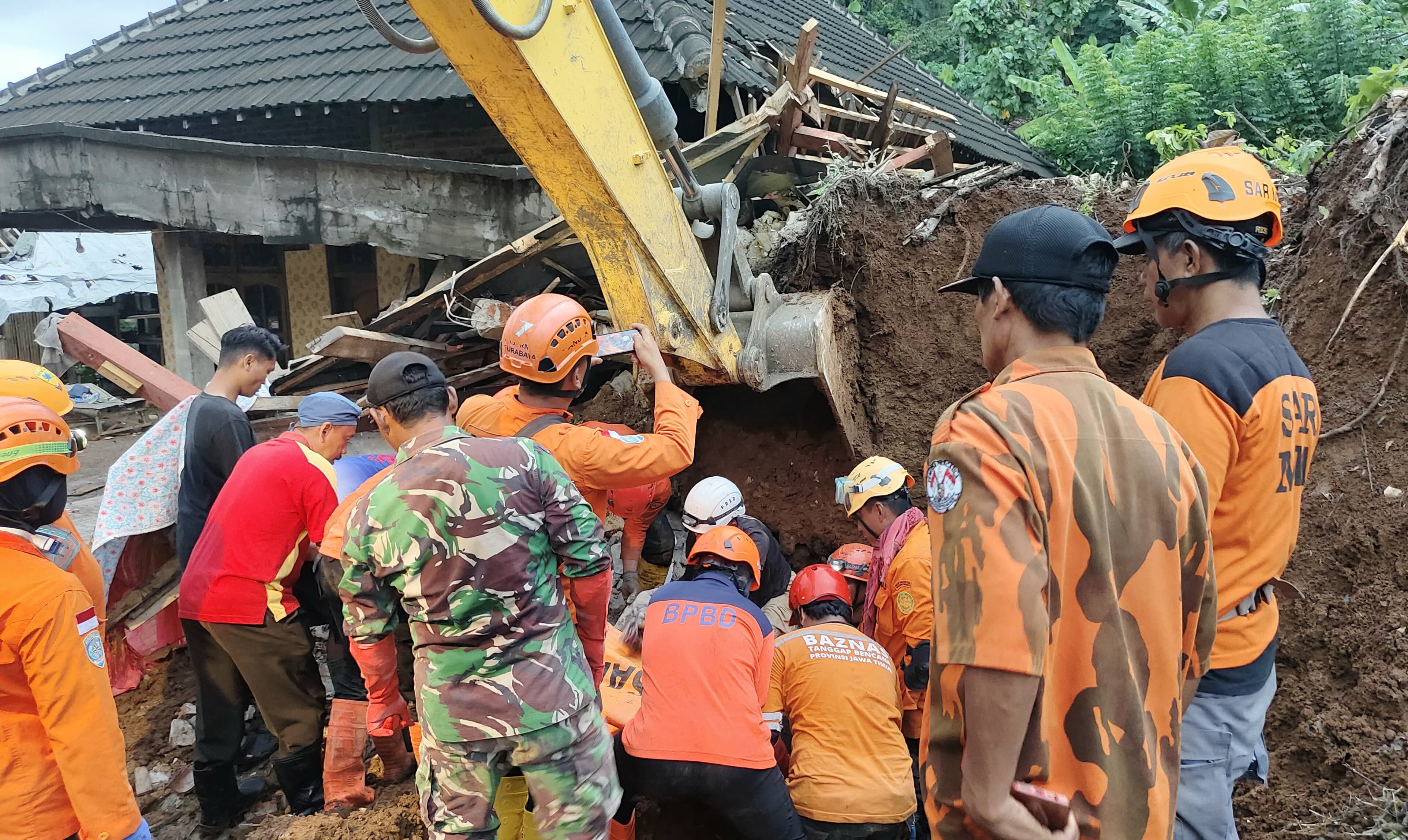 Tim SAR Gabungan berhasil menemukan jenazah korban kedua bencana longsor Jombang. (Humas BPBD Jatim) - Image