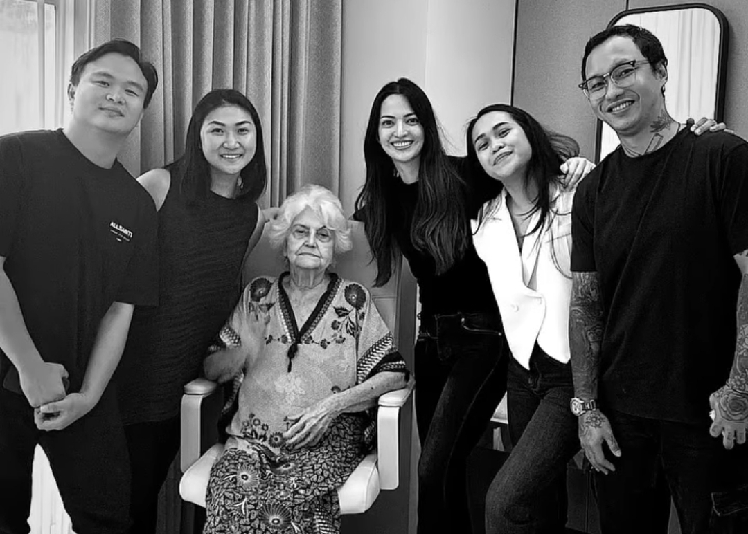 Nenek Nia Ramadhani meninggal dunia. (Instagram: ramadhaniabakrie). - Image