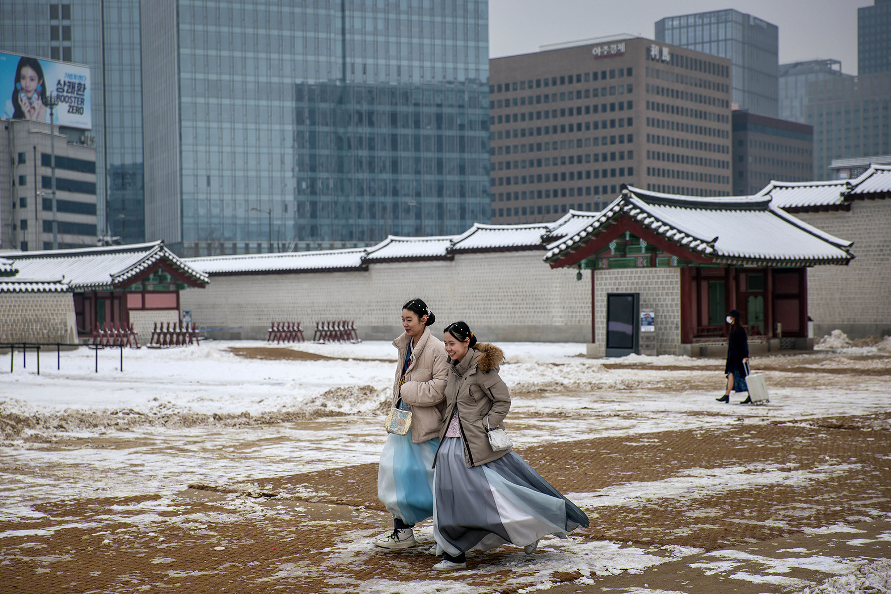 Pengunjung berjalan di depan Gyeongbokgung Palace Seoul, Korea Selatan. - Image