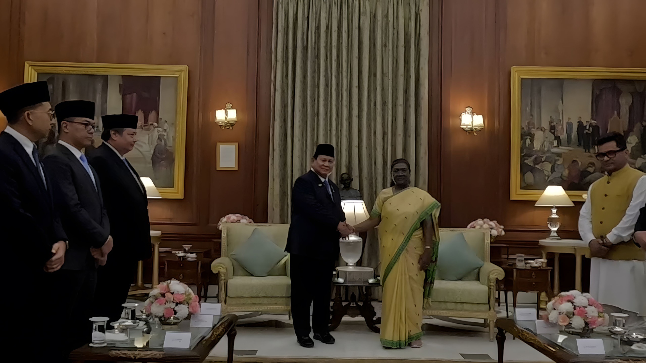 Presiden Prabowo menghadiri jamuan makan malam di kediaman kenegaraan Presiden India Droupadi Murmu di Rashtrapati Bhavan, New Delhi, India, Jumat (25/1) malam waktu setempat. - Image