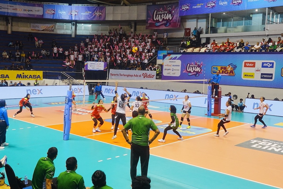 Aksi pemain Pertamina Enduro menghadapi Yogya Falcons pada Proliga 2025 di Jawa Pos Arena, Sabtu (25/01/2025). (Moch. Rizky Pratama Putra/JawaPos.com) - Image