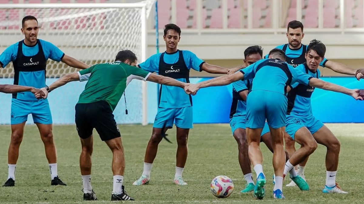 Pemain PSIS Semarang menjalani latihan ringan sebelum menghadapi tuan rumah PSBS Biak di Stadion Lukas Enembe. (LIB) - Image