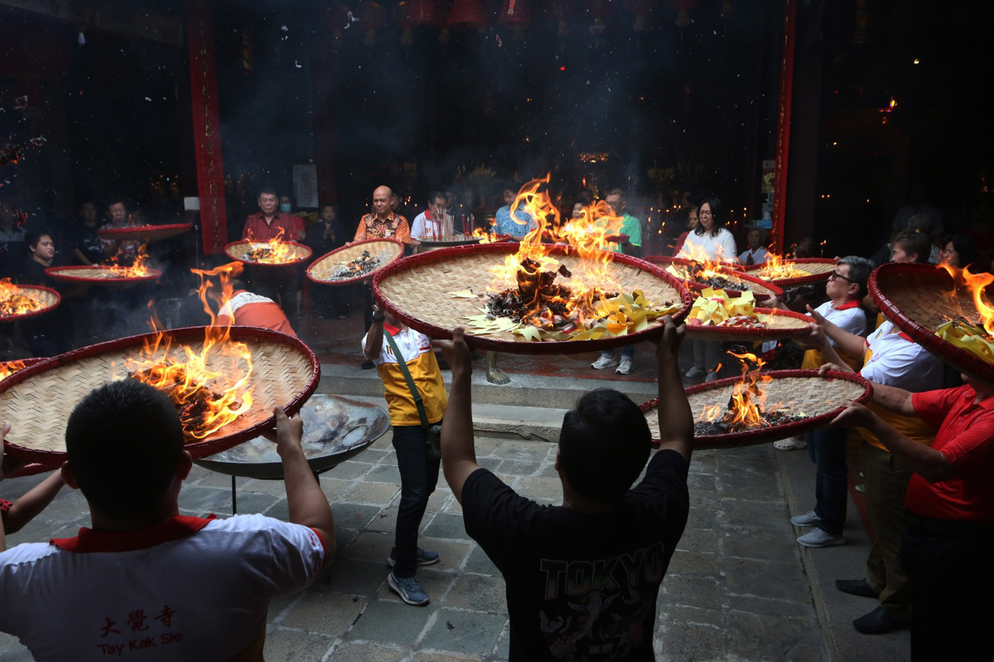 Puluhan warga Tionghoa mengikuti ritual Toa Pek Kong Naik atau Sang Sin menjelang perayaan Imlek Cap Jie Gwee 24, 2575 di Kelenteng Tay Kak Sie, Semarang, Jawa Tengah, Kamis (23/1/2025). (Nur Chamim/Jawa Pos Radar Semarang) - Image