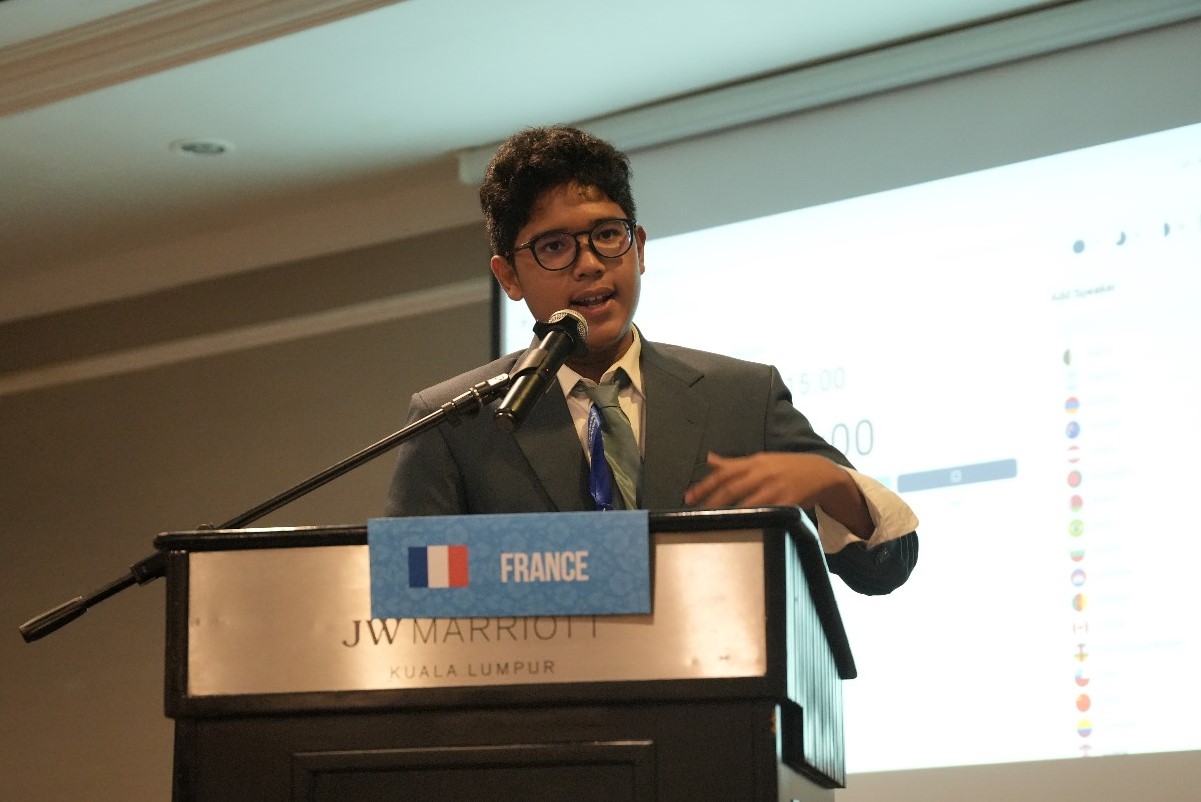 Garda Buana Wicaksana Fajar saat berbicara di depan council UNODC di AYIMUN 16. (Istimewa) - Image