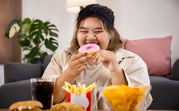 Ilustrasi orang yang suka makan junk food. (freepik.com/studioredcup) - Image