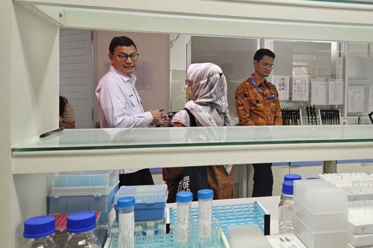 Kepala Badan Pengawas Obat dan Makanan (BPOM) Taruna Ikrar memantau kapasitas sejumlah lab uji klinik. (ANTARA) - Image