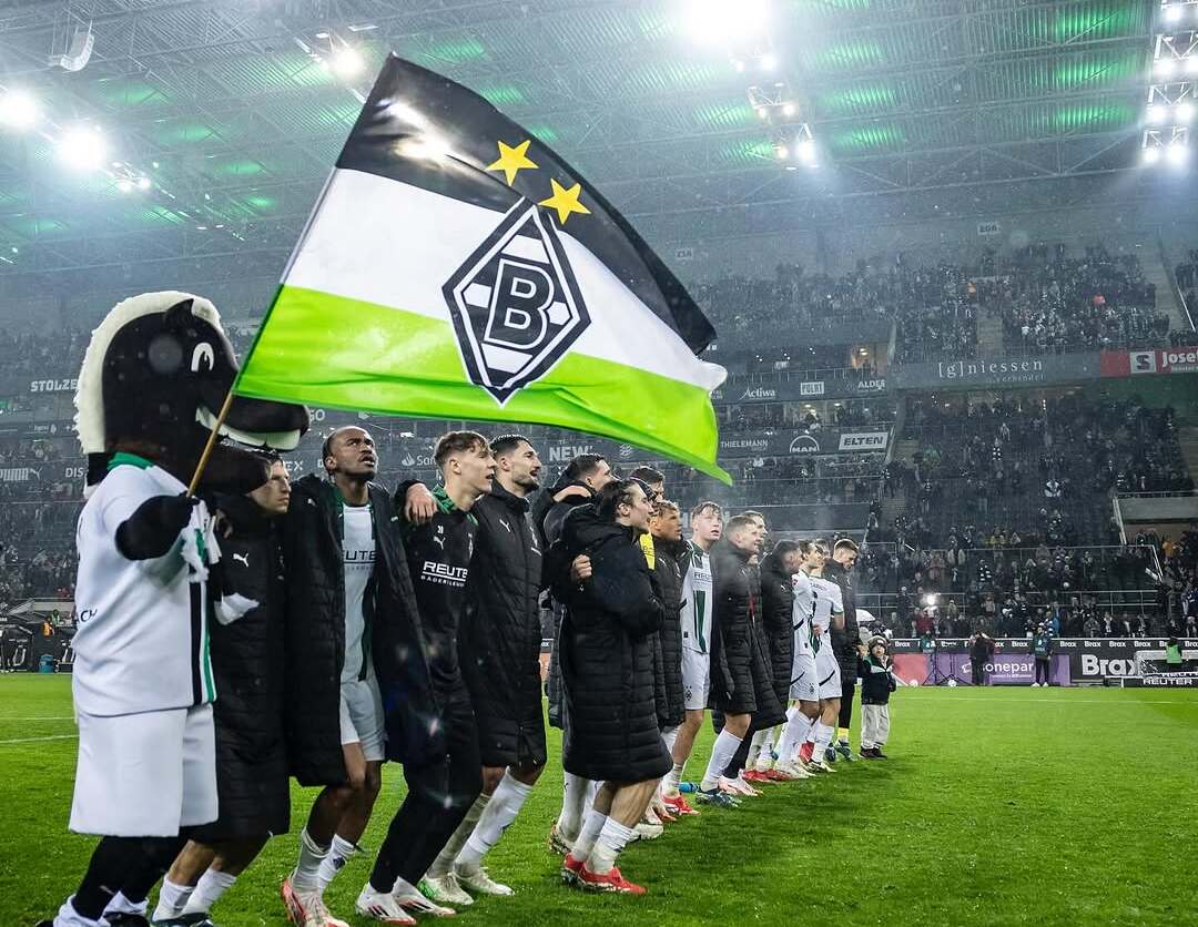 Para pemain Borussia Monchengladbach sesudah pertandingan selalu menghampiri para fansnya yang datang ke stadion. (Instagram @borussia) - Image