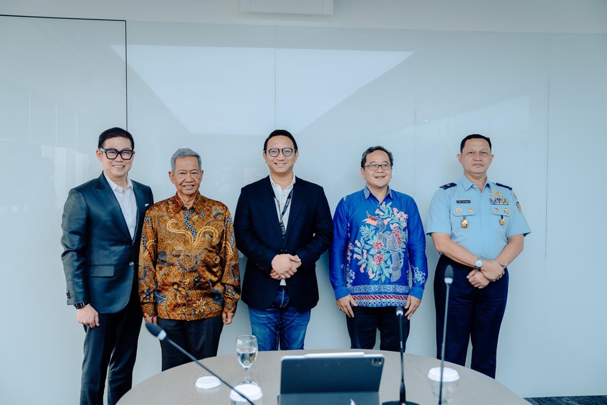 Sekretaris Jenderal (Sekjen) Asosiasi Antariksa Indonesia Aryo PS Djojohadikusumo, bersama para pengurus. (ANTARA) - Image