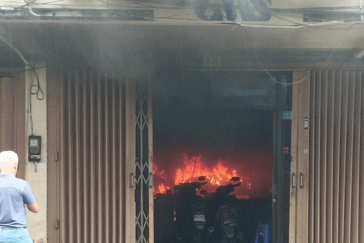 Ruko di Jalan Arief Rahman Hakim yang terbakar diduga akibat korsleting listrik pada baterai laptop. (istimewa) - Image