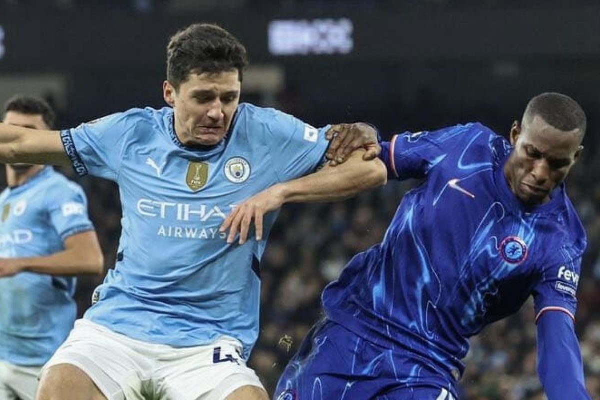 Khusanov berduel dengan Nicolas Jackson dalam laga debutnya di Premier League. (X.com/@Cityreport_) - Image