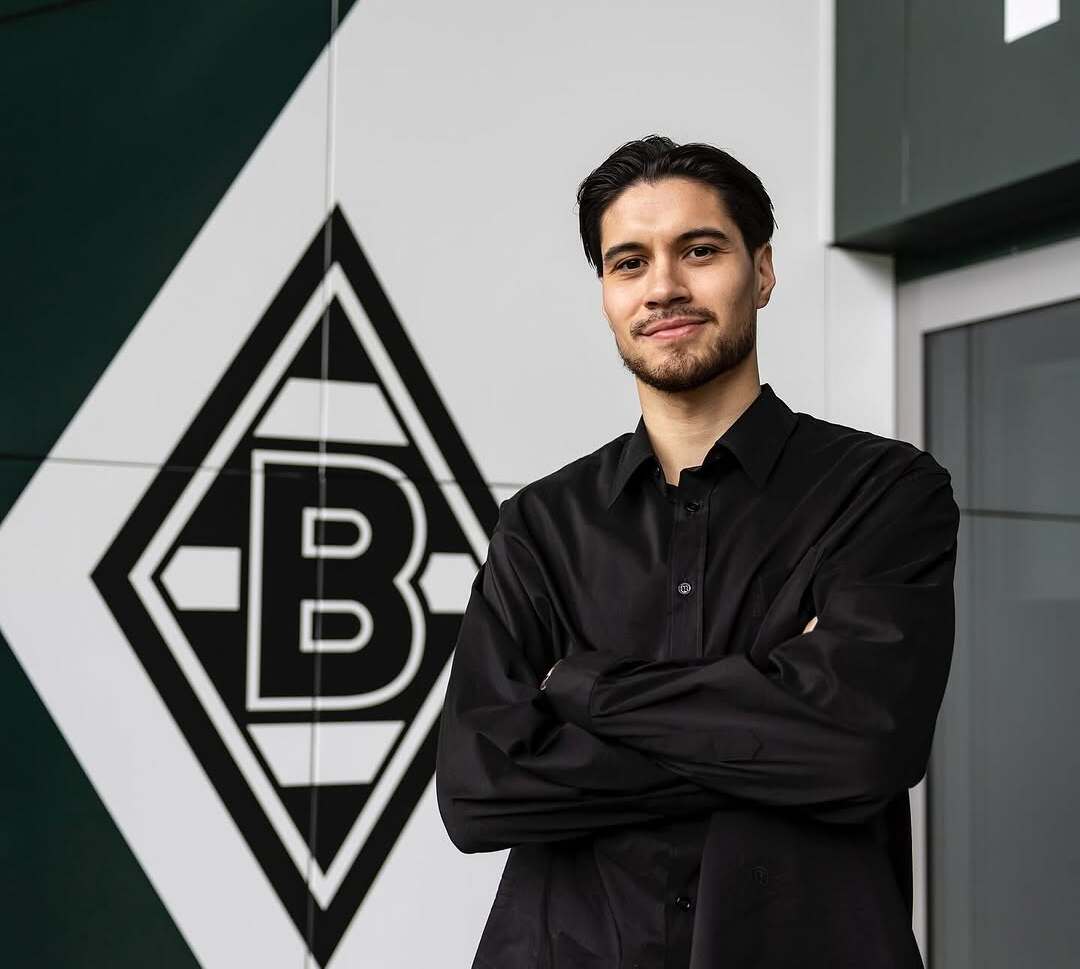 Kevin Diks Bakarbessy saat diperkenalkan oleh Borussia Monchengladbach. (Instagram @borussia) - Image