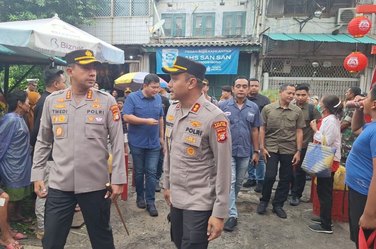 Kapolres Metro Jakarta Barat Kombespol Twedi Aditya Bennyahdi pantau persiapan Imlek di sejumlah Vihara di Jakarta Barat, Selasa (28/1). (Ryandi Zahdomo/JawaPos.com) - Image