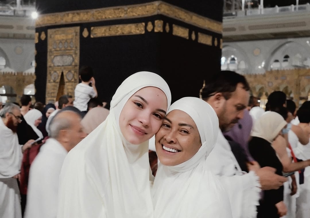 Alyssa Daguise umrah bersama ibunya. (Instagram: alyssadaguise) - Image