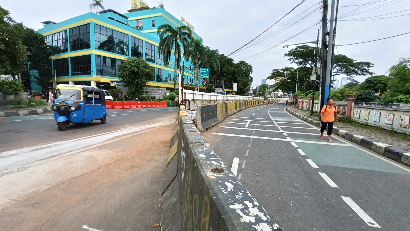Pengendara motor melintas di kawasan Terminal Manggarai, Jakarta. Dinas Perhubungan DKI Jakarta mene