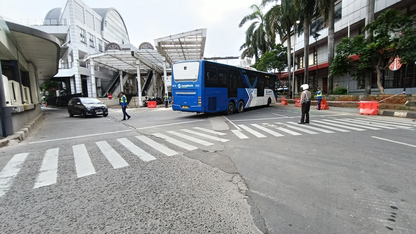 Pengendara motor melintas di kawasan Terminal Manggarai, Jakarta. Dinas Perhubungan DKI Jakarta mene