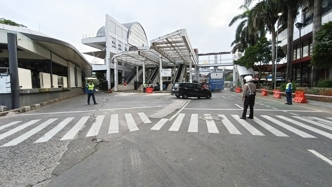 Pengendara motor melintas di kawasan Terminal Manggarai, Jakarta. Dinas Perhubungan DKI Jakarta mene