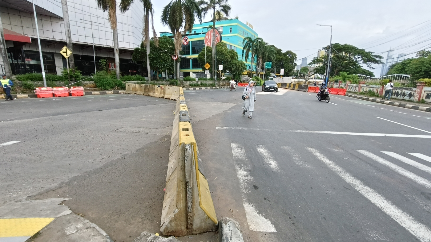 Pengendara motor melintas di kawasan Terminal Manggarai, Jakarta. Dinas Perhubungan DKI Jakarta mene