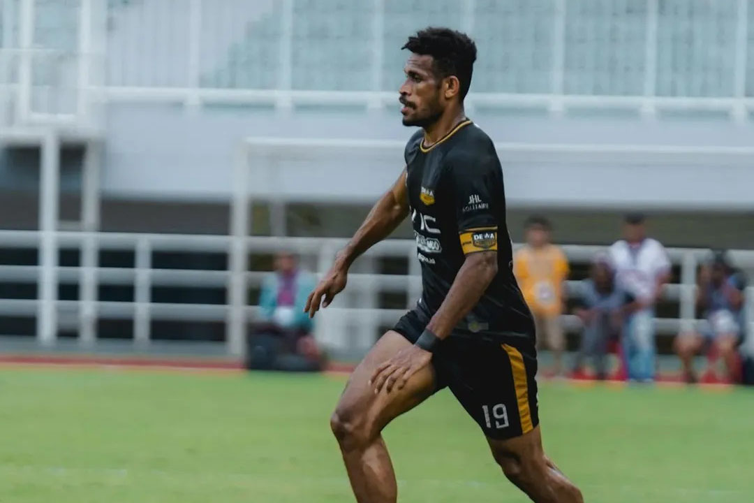 Ricky Kambuaya saat menghadapi PSM Makassar. (Instagram Dewa United) - Image