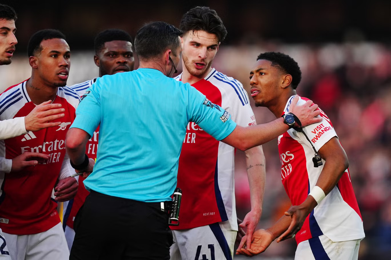 Protes pemain Arsenal atas kartu merah yang diterima Lewis-Skelly. (Mike Egerton/PA Wire) - Image