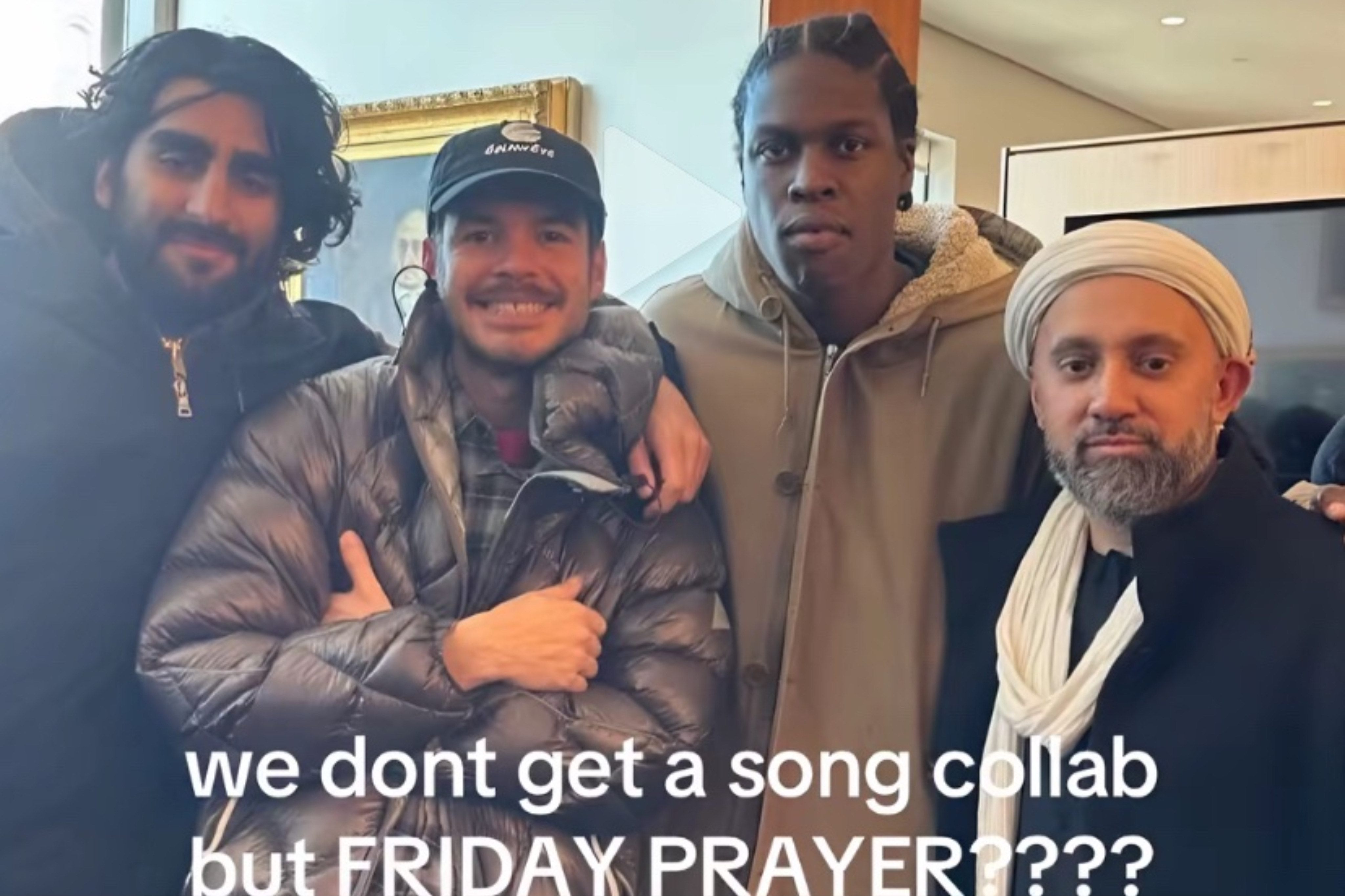 Daniel Caesar dan Rex Orange Country Diduga Ikut Salat Jumat (X @westenthu) - Image