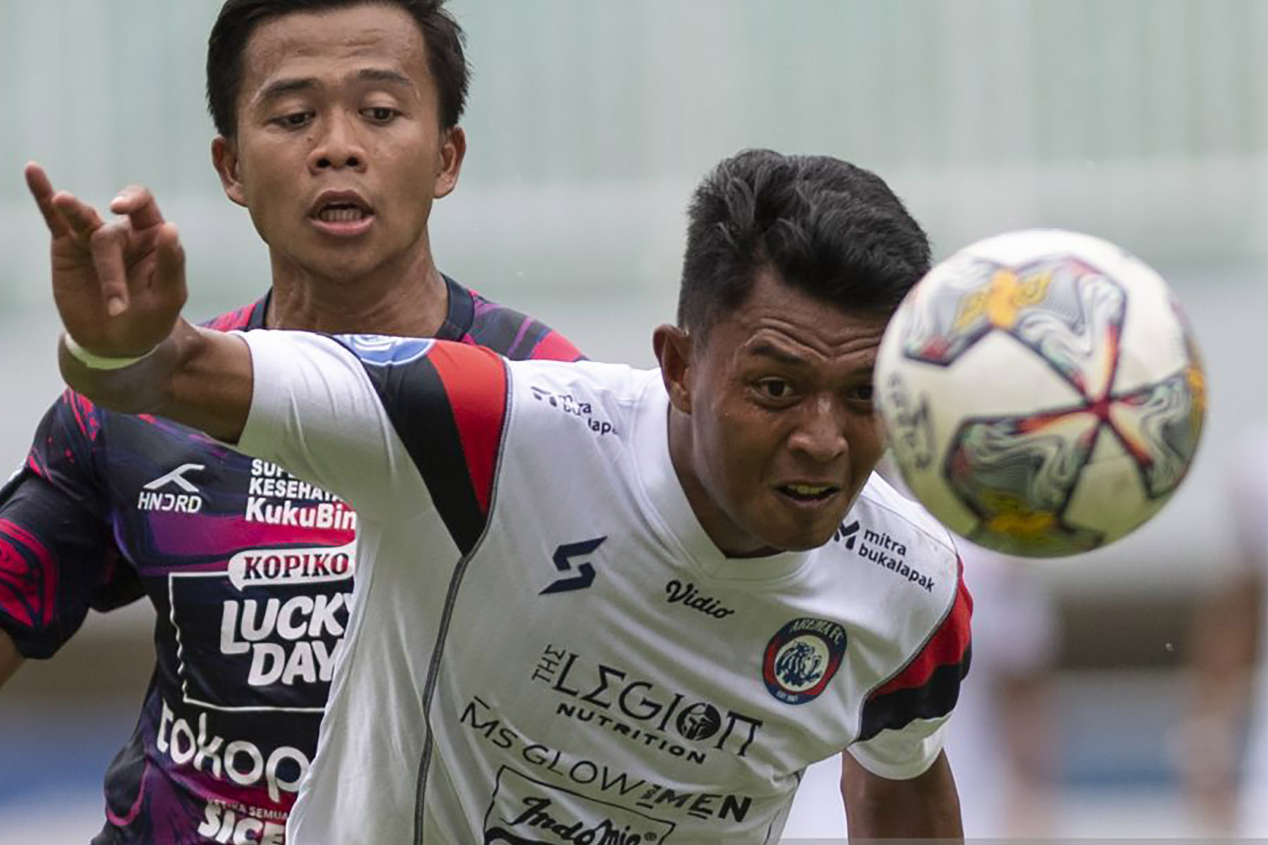 Pemain Arema FC Dedik Setiawan (kanan) pada lanjutan Liga 1 di Stadion Pakansari, Kabupaten Bogor, Jawa Barat. - Image