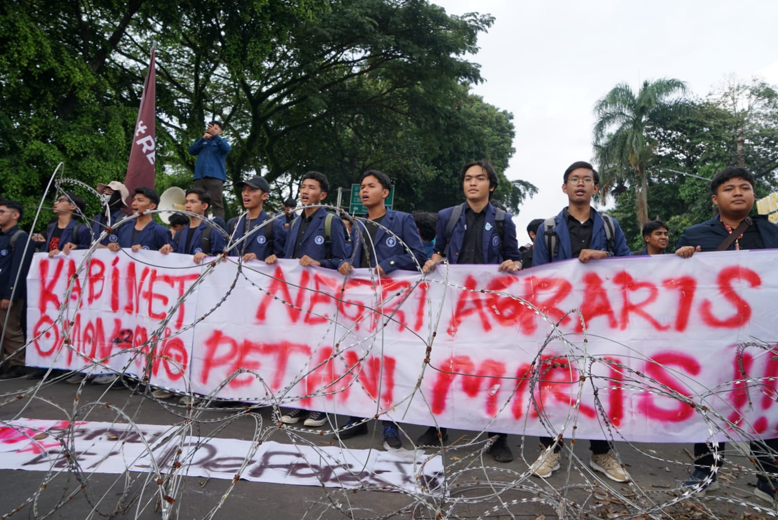 Ratusan mahasiswa dari beberapa kampus di Bogor menggelar aksi demo di Jalan Jenderal Sudirman di seberang Istana Bogor, Kamis (30/01/2025). (Sofyansyah/Radar Bogor) - Image