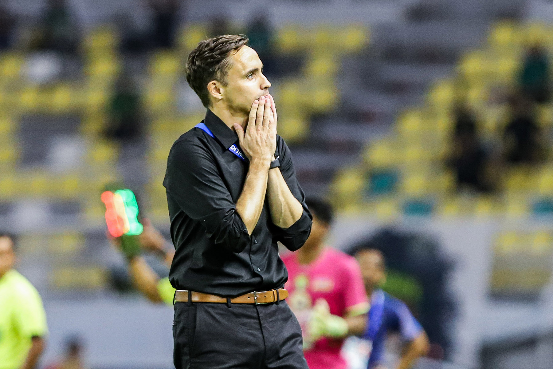 Ekspresi pelatih Persebaya Paul Munster pada laga menghadapi Persita dalam lanjutan Liga 1 di Stadion Gelora Bung Tomo, kemarin (31/1). RIANA SETIAWAN/ JAWA POS - Image