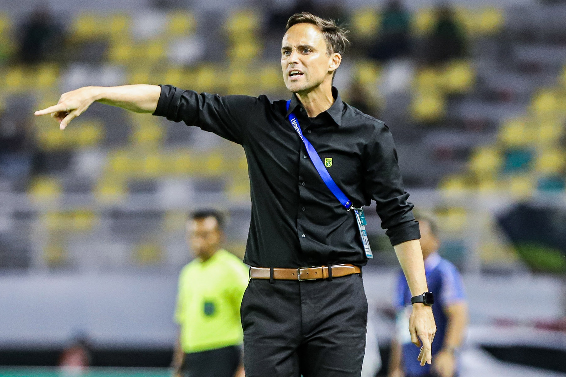 Ekspresi pelatih Persebaya Paul Munster. (Riana Setiawan/Jawa Pos) - Image