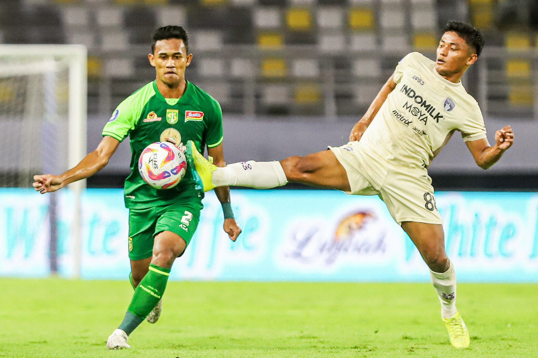 Pemain Persebaya Catur berusaha melewati hadangan pemain Persita dalam lanjutan Liga 1 di Stadion Gelora Bung Tomo, kemarin (31/1). (Riana/Jawa Pos) - Image