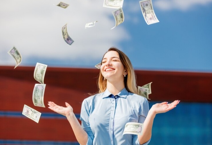Ilustrasi weton yang selalu dihampiri kekayaan. (freepik/ massonstock) - Image
